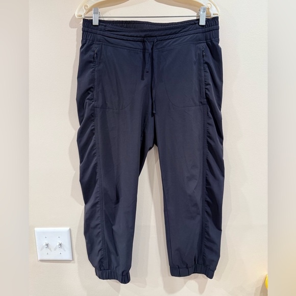 Athleta Pants - 🔥Athleta Women’s Black  Jogger Pants Sz M EUC🔥